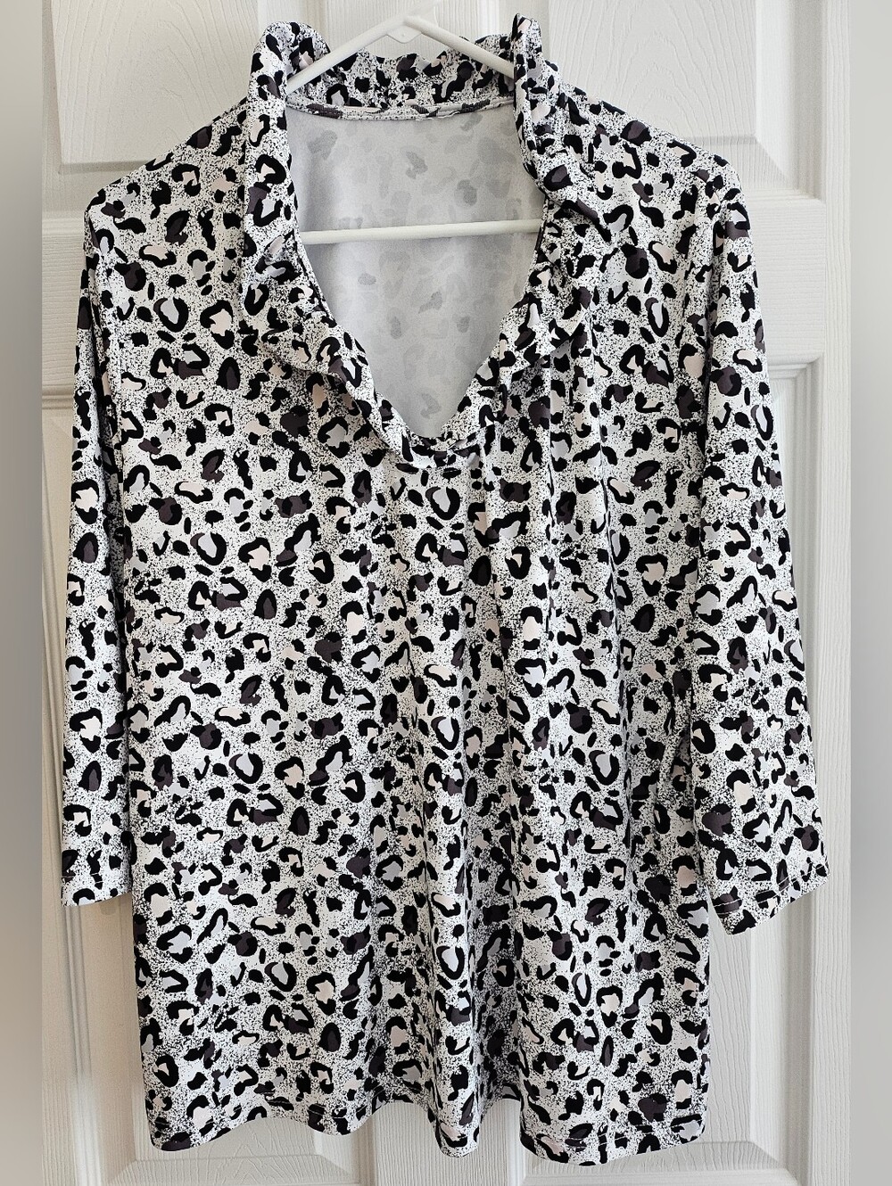 Lulu B Tunic Top Black White Animal Print Ruffle V-Neck 3/4 Sleeves Activeware